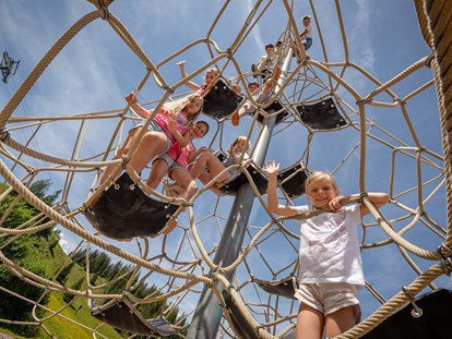 Ausflug mit Kindern - Ausflugsziel ist: ein Spielplatz - Großarl - Riesenseilpyramide in der Natur- und Bergerlebniswelt Wagrainis Grafenberg - Wagrainis Grafenberg