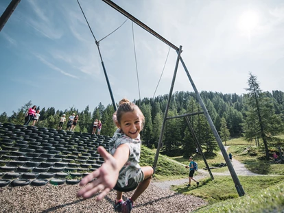Ausflug mit Kindern - Themenschwerpunkt: Spielen - Vorderkleinarl - Entdecke die Riesenschaukeln am Wagrainis Grafenberg - Wagrainis Grafenberg