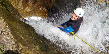 Ausflug mit Kindern - Wiedenhof - Abseilen beim Canyoning in der Tour "Aqua Splash" - Canyoning "Aqua Splash" für Familien in Niederösterreich im Ötscherland