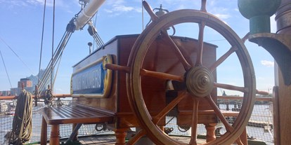 Ausflug mit Kindern - Ausflugsziel ist: eine Schifffahrt - Steuerrad RICKMER RICKMERS - Museumsschiff RICKMER RICKMERS