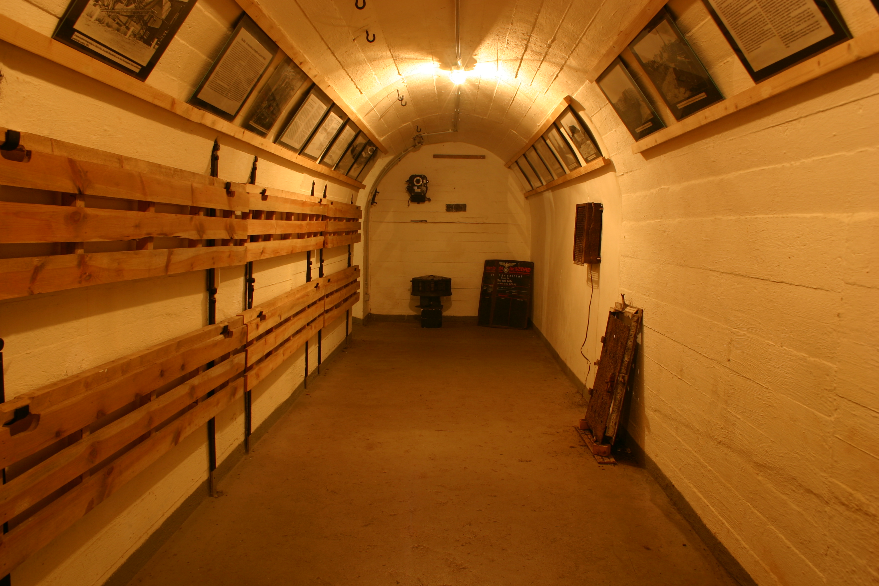 Excursiebestemming - Blick in eine der vier Röhren. - Bunkermuseum Hamburg