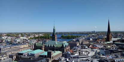 Ausflug mit Kindern - Hamburg-Stadt (Hamburg, Freie und Hansestadt) - Blick vom Turm zum Rathaus und zur Alster b - Mahnmal St. Nikolai