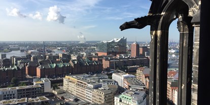 Ausflug mit Kindern - Hamburg-Stadt (Hamburg, Freie und Hansestadt) - Blick vom Turm zum Hafen und zur Elbphilharmonie - Mahnmal St. Nikolai