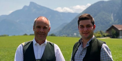 Ausflug mit Kindern - Ausflugsziel ist: ein Schaubetrieb - Oberösterreich - Johann Strobl mit Sohn Simon  - Bio-Aubauernhof