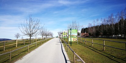 Ausflug mit Kindern - Alter der Kinder: 0 bis 1 Jahre - Mühlbach (Moosdorf) - Eingang und Straße zum Gut Aiderbichl  - Gut Aiderbichl Henndorf