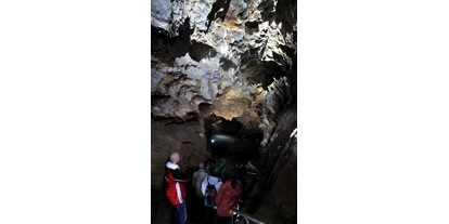 Trip with children - Vogtland - Faszinierende Beleuchtung bringt die Besonderheiten der Höhlen zur Geltung - Drachenhöhle Syrau