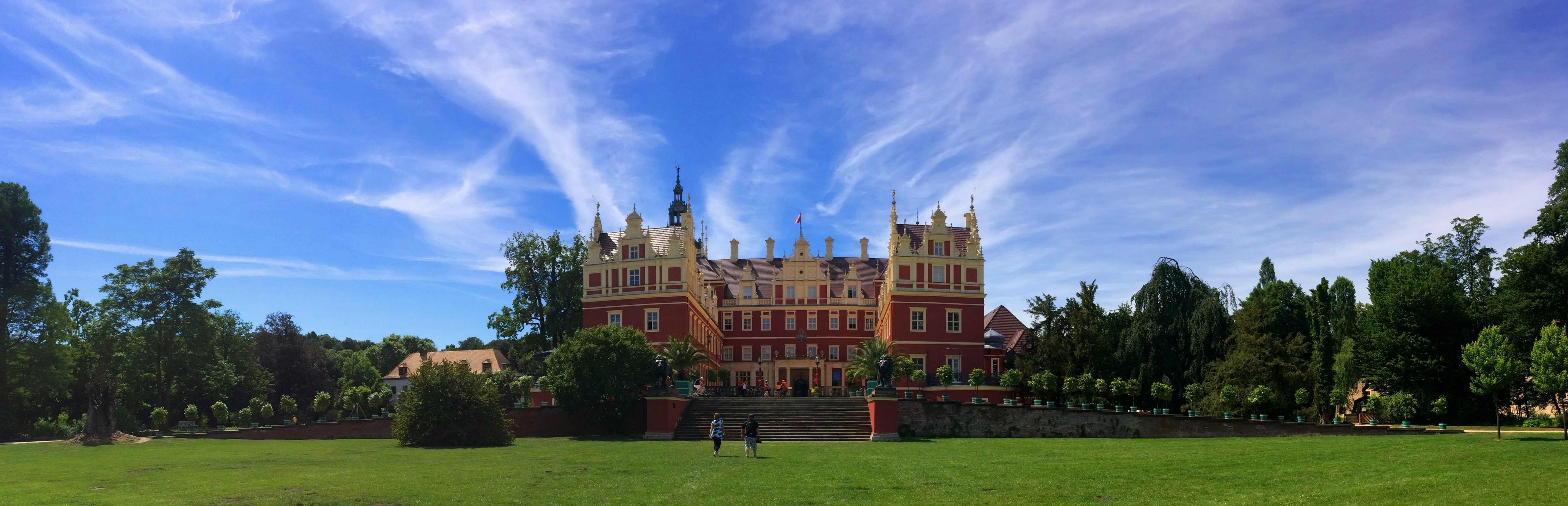 Excursiebestemming - Blick über die Schlosswiese zum Neuen Schloss im Fürst Pückler Park Bad Muskau - Bad Muskau Touristik GmbH