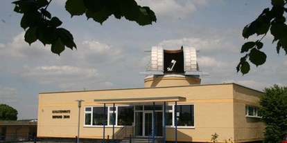 Ausflug mit Kindern - PLZ 08304 (Deutschland) - Sternwartengebäude mit Beobachtungskuppel - Sternwarte und Planetarium "Sigmund Jähn"