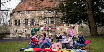 Ausflug mit Kindern - Umgebungsschwerpunkt: Stadt - Münsterland - Die Wiesen an der Burg laden zum Picknick ein. - Burg Vischering