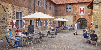 Ausflug mit Kindern - Umgebungsschwerpunkt: Fluss - Deutschland - Das Café Reitstall bietet leckere Snacks, Kuchen und Getränke - Burg Vischering