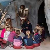 Destination - In der Höhle erfahren die Besucher, wie die Menschen in der Steinzeit im Sauerland gelebt haben - Sauerland-Museum