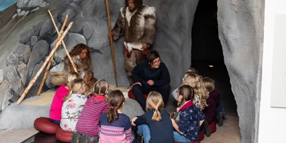 Ausflug mit Kindern - Umgebungsschwerpunkt: Stadt - Nordrhein-Westfalen - In der Höhle erfahren die Besucher, wie die Menschen in der Steinzeit im Sauerland gelebt haben - Sauerland-Museum