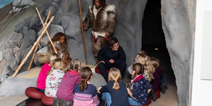 Ausflug mit Kindern - Gastronomie: Kindercafé - Sauerland - In der Höhle erfahren die Besucher, wie die Menschen in der Steinzeit im Sauerland gelebt haben - Sauerland-Museum
