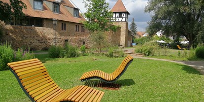 Ausflug mit Kindern - Ausflugsziel ist: ein Naturerlebnis - Großostheim - Michelstädter Stadtgarten mit Wasserspielplatz, Bouleplatz, Liegewiese, Bänke, Bachlauf mit Kneipp Möglichkeit