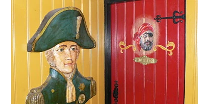 Trip with children - Syke - Lord Nelson überwacht den piratischen Toiletten - Pannekoekschip Admiral Nelson