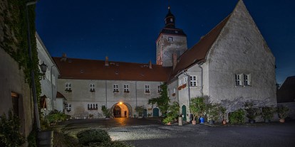 Ausflug mit Kindern - der obere Burghof wird oft für kleine Konzerte genutzt. Im Torhaus befindet sich ein umfangreiches Museum und im alten Palas das Atelier eines Malers. - Wasserburg Egeln