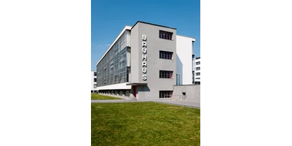 Ausflug mit Kindern - Bauhausgebäude (1925-26), Architekt: Walter Gropius, Ansicht von Süd-West, 2019 / © Stiftung Bauhaus Dessau / Foto: Meyer, Thomas, 2019 / OSTKREUZ - Stiftung Bauhaus Dessau