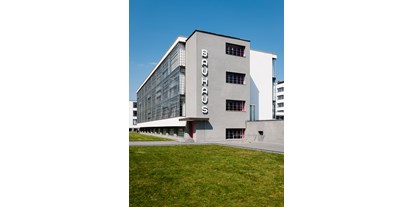Ausflug mit Kindern - Themenschwerpunkt: Kunst - Dessau-Roßlau - Bauhausgebäude (1925-26), Architekt: Walter Gropius, Ansicht von Süd-West, 2019 / © Stiftung Bauhaus Dessau / Foto: Meyer, Thomas, 2019 / OSTKREUZ - Stiftung Bauhaus Dessau