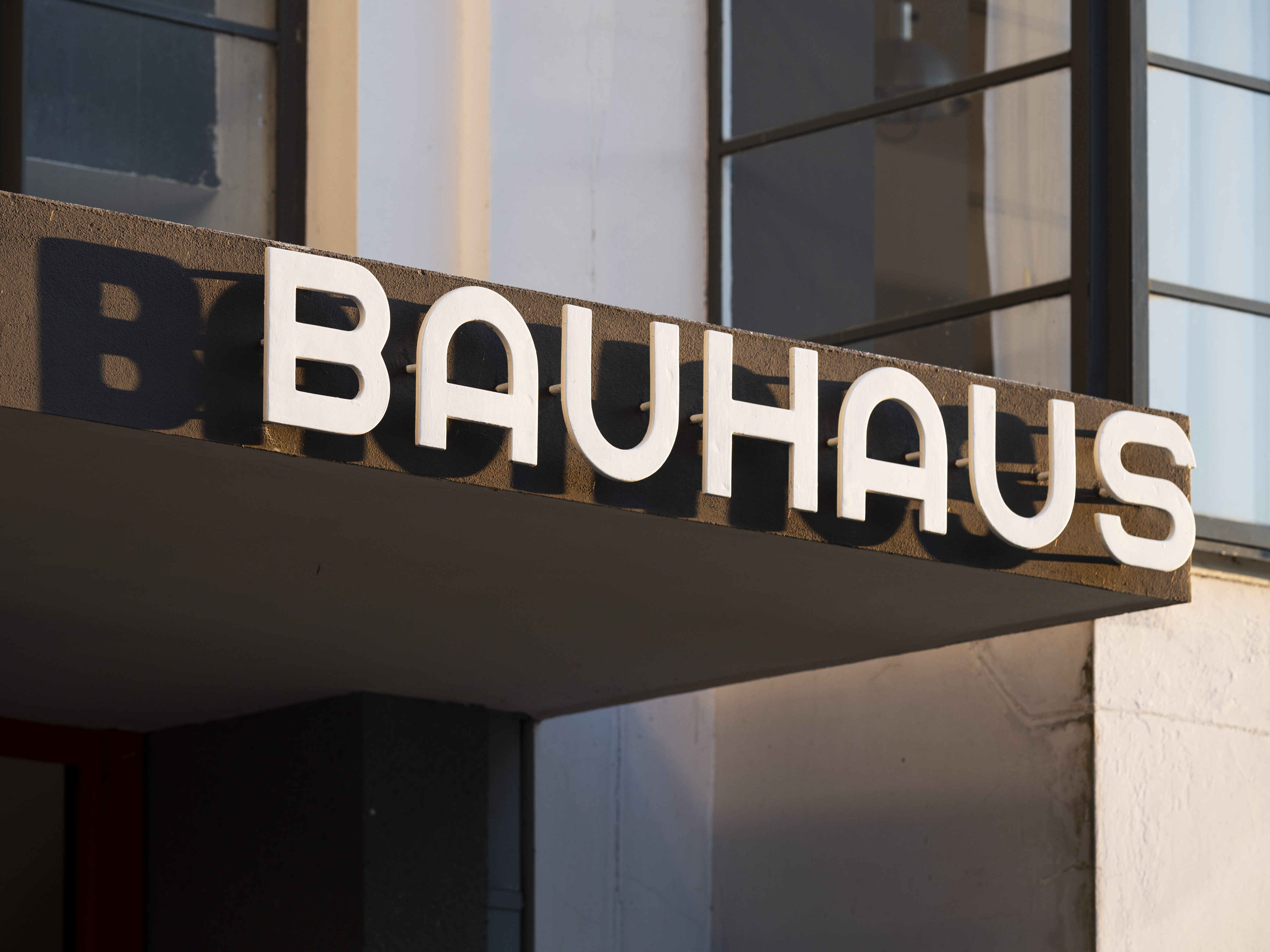 Ausflugsziel - Bauhausgebäude (1925-26), Architekt: Walter Gropius, Schriftzug am Eingang, 2019 / © Stiftung Bauhaus Dessau / Foto: Meyer, Thomas, 2019 / OSTKREUZ - Stiftung Bauhaus Dessau