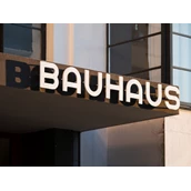 Destination - Bauhausgebäude (1925-26), Architekt: Walter Gropius, Schriftzug am Eingang, 2019 / © Stiftung Bauhaus Dessau / Foto: Meyer, Thomas, 2019 / OSTKREUZ - Stiftung Bauhaus Dessau