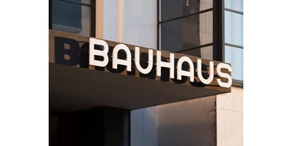 Ausflug mit Kindern - Dessau-Roßlau - Bauhausgebäude (1925-26), Architekt: Walter Gropius, Schriftzug am Eingang, 2019 / © Stiftung Bauhaus Dessau / Foto: Meyer, Thomas, 2019 / OSTKREUZ - Stiftung Bauhaus Dessau