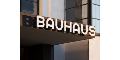 Ausflug mit Kindern - Köthen - Bauhausgebäude (1925-26), Architekt: Walter Gropius, Schriftzug am Eingang, 2019 / © Stiftung Bauhaus Dessau / Foto: Meyer, Thomas, 2019 / OSTKREUZ - Stiftung Bauhaus Dessau