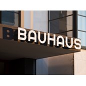 Ausflugsziel - Bauhausgebäude (1925-26), Architekt: Walter Gropius, Schriftzug am Eingang, 2019 / © Stiftung Bauhaus Dessau / Foto: Meyer, Thomas, 2019 / OSTKREUZ - Stiftung Bauhaus Dessau