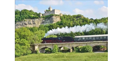 Ausflug mit Kindern - sehenswerter Ort: Wahrzeichen - Deutschland - Bahn im Saaletal - Burgrestaurant Rudelsburg