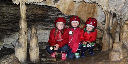 Ausflug mit Kindern - Schönegg (Steinakirchen am Forst) - Kinder in der Märchenhalle - Ötscher Tropfsteinhöhle