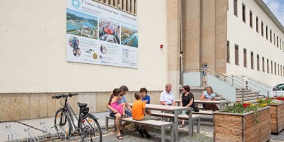 Ausflug mit Kindern - Witterung: Schönwetter - Wieselburg - Eingangsbereich außen - Besucherkraftwerk Ybbs-Persenbeug