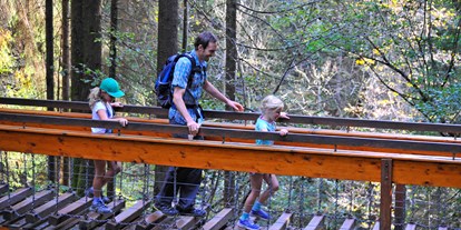 Ausflug mit Kindern - Tiroler Unterland - Naturerlebnisweg Hart im Zillertal Holzbrücke - Naturerlebnisweg Hart im Zillertal
