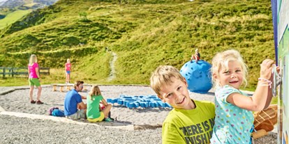 Ausflug mit Kindern - Ausflugsziel ist: eine Wanderung - Fügen - Gletscherflohsafari
Copyright: Tourismusverband Tux-Finkenberg, Fotograf: Johannes Sautner - Gletscherflohsafari