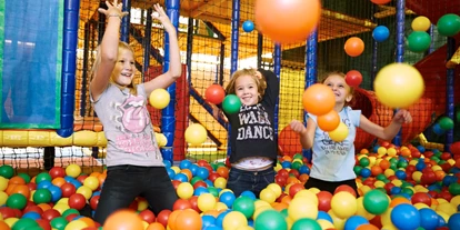 Trip with children - Ausflugsziel ist: ein Indoorspielplatz - Austria - Playarena bunte Bälle
© Archiv TVB Tux-Finkenberg - Playarena