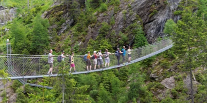 Voyage avec des enfants - Restaurant - Rohrmoos - die 50m lange Hängebrücke führt Dich in den "Alpinsteig durch die Höll"  - Alpinsteig durch die Höll - Wilde Wasser