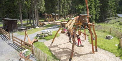Ausflug mit Kindern - Kinderwagen: vollständig geeignet - Ladis - Waldspielplatz Ochsenbrunnen