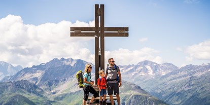 Ausflug mit Kindern - Umgebungsschwerpunkt: Land - PLZ 5632 (Österreich) - Gipfelkreuz am Schareck auf 2.600m - Bergbahnen Heiligenblut – Schareck