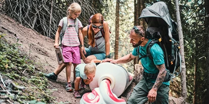 Trip with children - Ausflugsziel ist: eine Wanderung - Tyrol - Hexenweg in Fiss - Thomas Brezinas Abenteuerberge