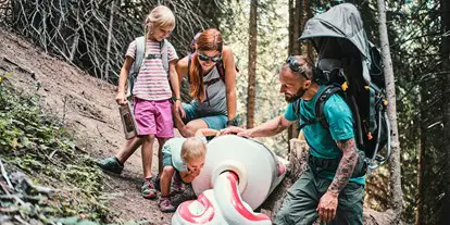 Ausflug mit Kindern - Themenschwerpunkt: Entdecken - Sautens - Hexenweg in Fiss - Thomas Brezinas Abenteuerberge