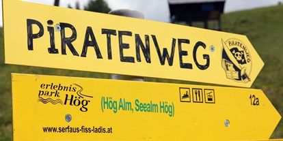 Ausflug mit Kindern - Weg: Erlebnisweg - Ötztal-Bahnhof - Piratenweg in Serfaus - Thomas Brezinas Abenteuerberge