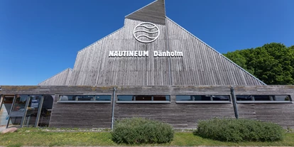 Ausflug mit Kindern - Wendisch Baggendorf - Die 14 Meter hohe Bootshalle fällt durch ihre besondere Architektur auf - NAUTINEUM Stralsund