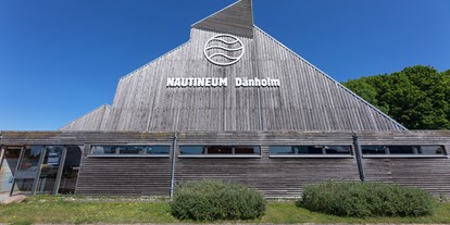 Ausflug mit Kindern - Parkmöglichkeiten - Rügen - Die 14 Meter hohe Bootshalle fällt durch ihre besondere Architektur auf - NAUTINEUM Stralsund