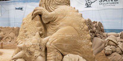 Ausflug mit Kindern - Kinderwagen: vollständig geeignet - Kalkhorst - Sandskulpturen Travemünde