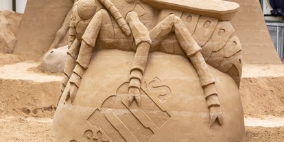 Ausflug mit Kindern - erreichbar mit: Auto - Klütz - Sandskulpturen Travemünde