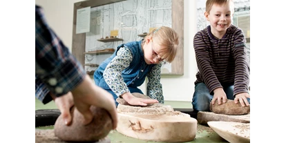 Ausflug mit Kindern - Wangels - Getreidemahlen wie in der Steinzeit - zeiTTor - Museum der Stadt Neustadt in Holstein
