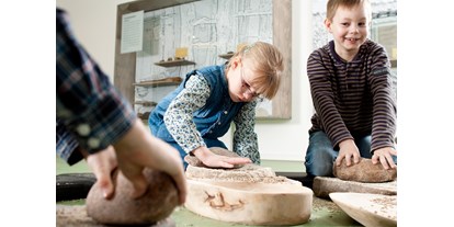 Ausflug mit Kindern - Themenschwerpunkt: Entdecken - Klütz - Getreidemahlen wie in der Steinzeit - zeiTTor - Museum der Stadt Neustadt in Holstein
