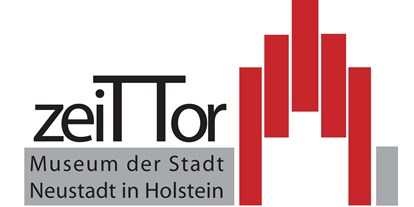 Ausflug mit Kindern - Kinderwagen: großteils geeignet - Ostsee - Logo des zeiTTors - Museum der Stadt Neustadt in Holstein - zeiTTor - Museum der Stadt Neustadt in Holstein