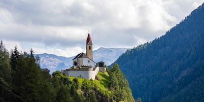 Ausflug mit Kindern - Umgebungsschwerpunkt: Wald - Naturns, Südtirol - Dorfkirche Katharinaberg Peter Santer - Bogenschießen am Moarhof