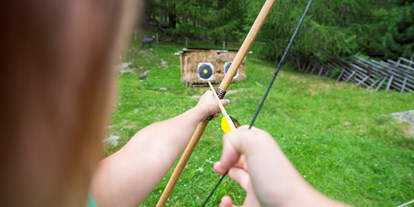 Ausflug mit Kindern - Ausflugsziel ist: ein Naturerlebnis - Töll - Partschins - Bogenschiessen Thomas Grüner - Bogenschießen am Moarhof