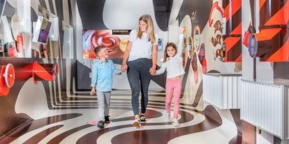 Trip with children - Ausflugsziel ist: ein Museum - Brülisau - Die Schokoladenfabrik des Glücks nimmt Sie mit auf eine süsse Reise und lässt Sie in eine fantastische Welt voller Schokolade und Glück eintauchen.  - Chocolarium