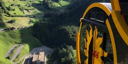 Ausflug mit Kindern - Pfäffikon SZ - Standseilbahn mit Blick auf die Talstation und die Mythen - Stoos – die steilste Standseilbahn der Welt